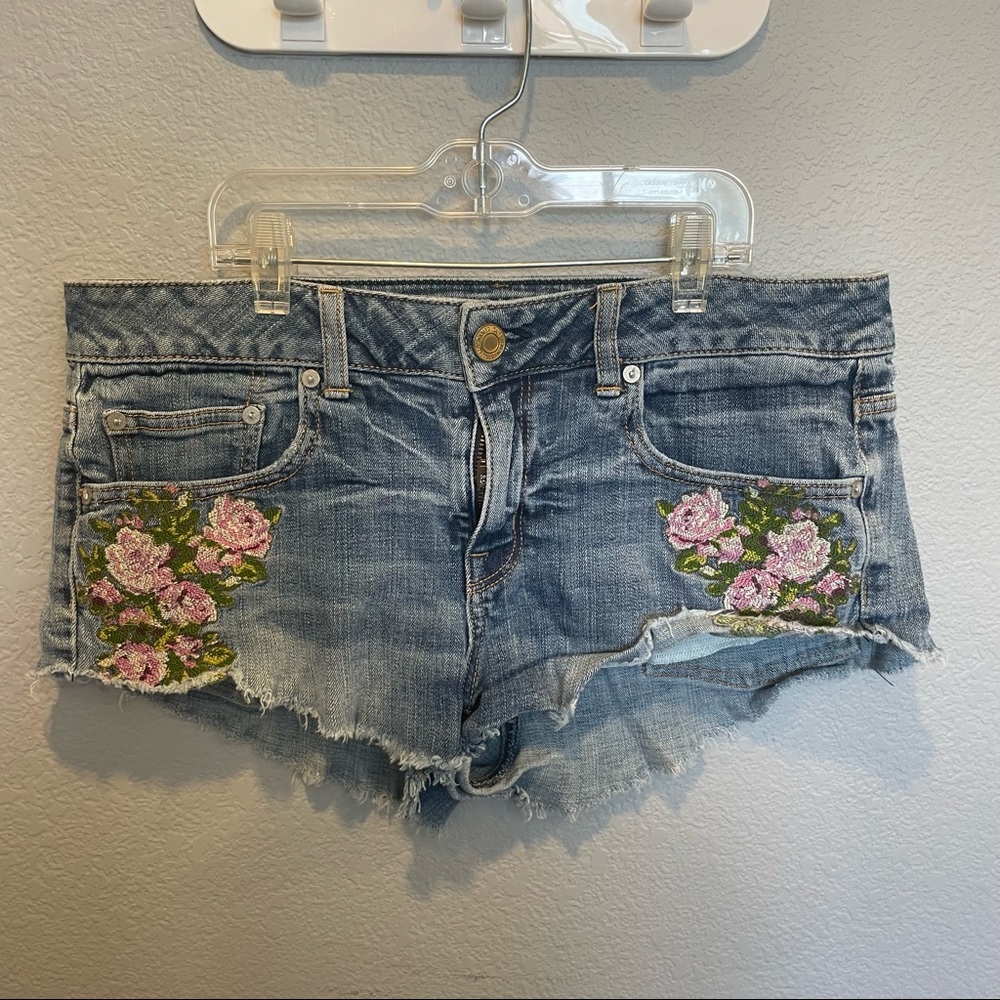Size 8 American Eagle Embroidered Shorts